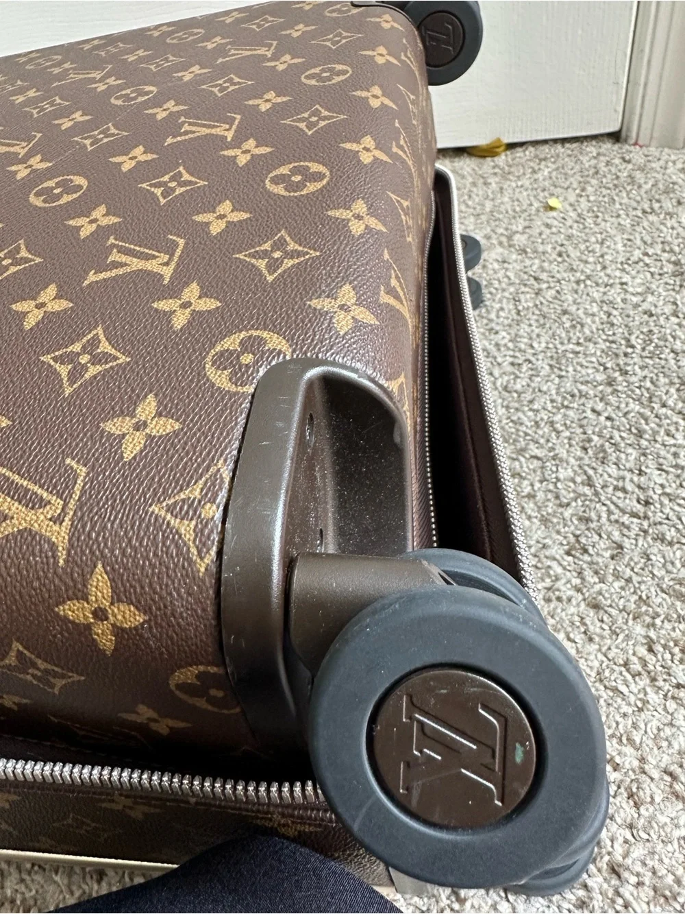 Louis Vuitton Horizon Rolling Carry-On Luggage Monogram Authentic